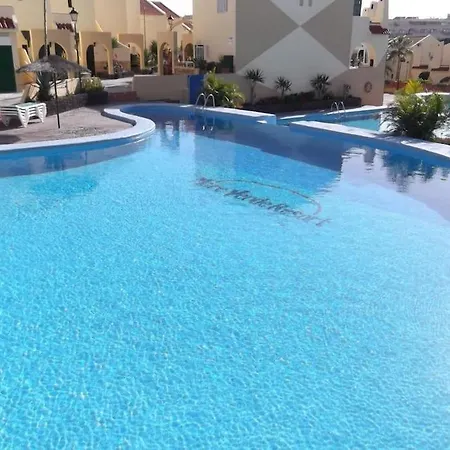 아파트 Aqua Vista Fanabe Getaway: 1br- 2 Seaview Terraces 아데제