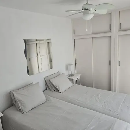 Aqua Vista Fanabe Getaway: 1br- 2 Seaview Terraces * 아데제