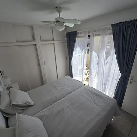 아파트 Aqua Vista Fanabe Getaway: 1br- 2 Seaview Terraces 아데제