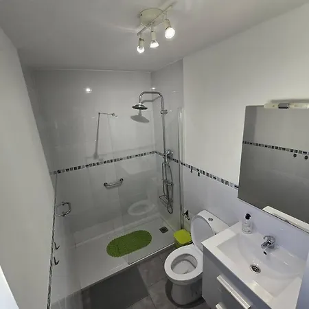 Aqua Vista Fanabe Getaway: 1br- 2 Seaview Terraces 아파트 아데제