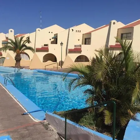 Aqua Vista Fanabe Getaway: 1br- 2 Seaview Terraces 아파트 아데제